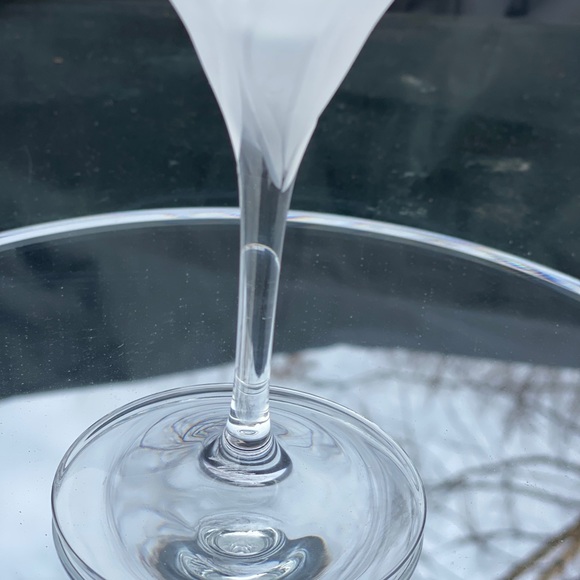 1 Val D’lsere by Mikasa Frosted Tulip Wine Goblet - Picture 5 of 10